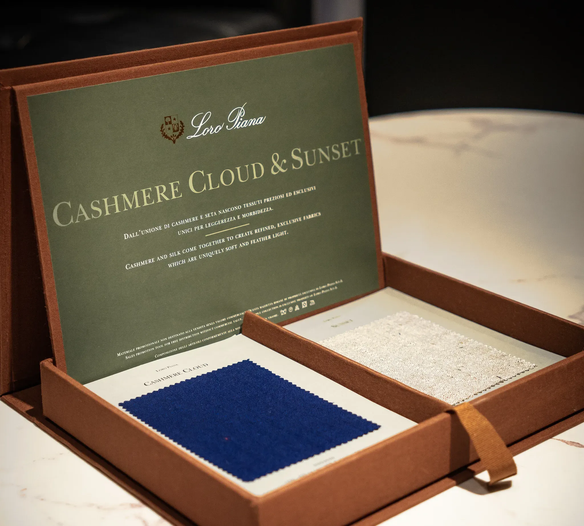 Hinh anh 4: Logo thuong hieu Loro Piana tren nen do kummel, bieu tuong tinh te cua 'quiet luxury'.