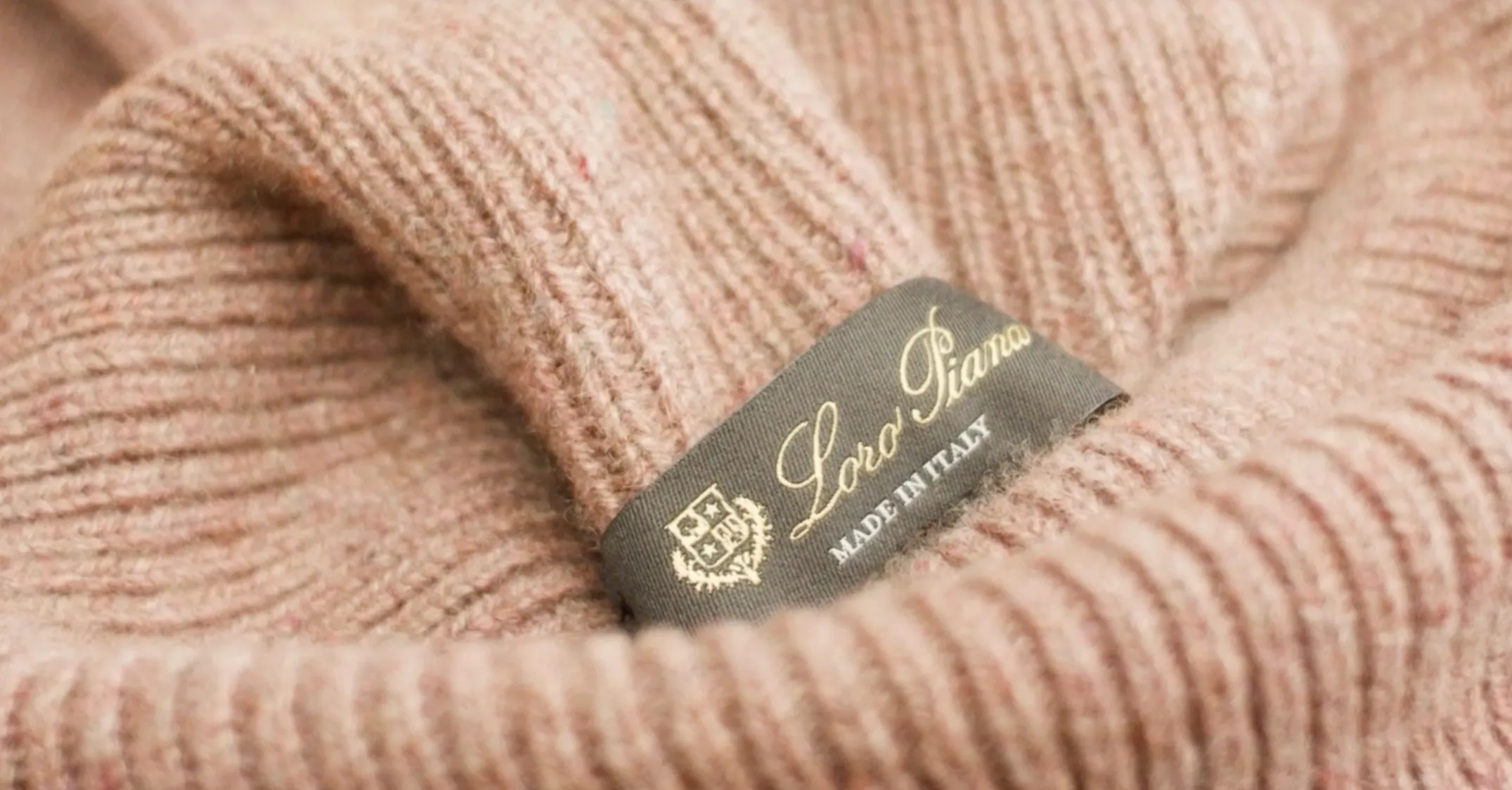 Hinh anh 6: Logo thuong hieu Loro Piana tren nen do kummel, bieu tuong tinh te cua 'quiet luxury'.