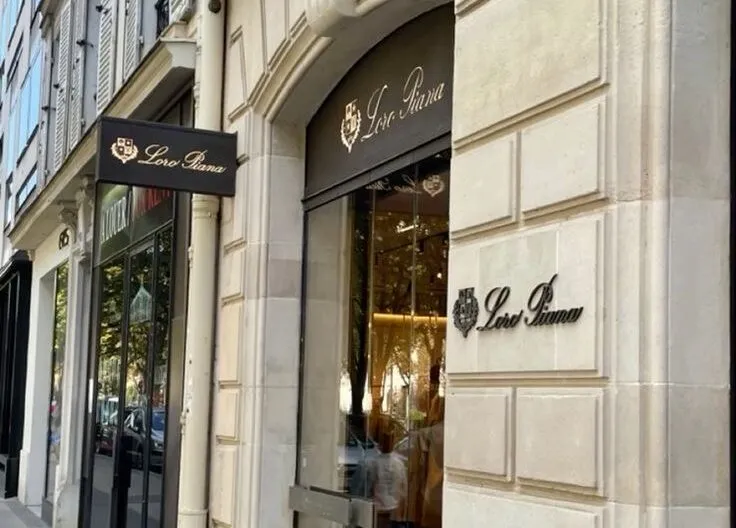 Hinh anh 8: Logo thuong hieu Loro Piana tren nen do kummel, bieu tuong tinh te cua 'quiet luxury'.