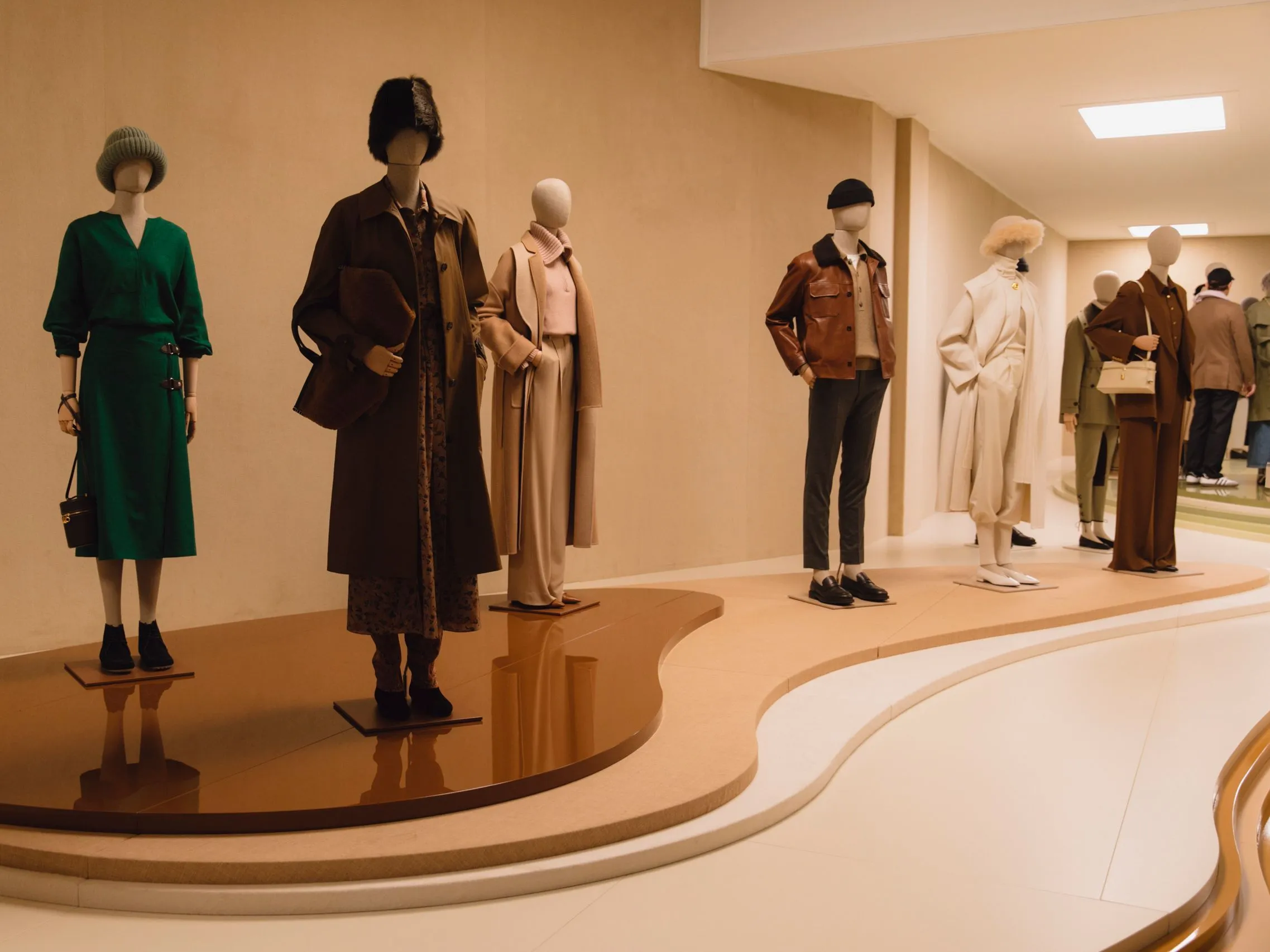 Hinh anh 9: Logo thuong hieu Loro Piana tren nen do kummel, bieu tuong tinh te cua 'quiet luxury'.