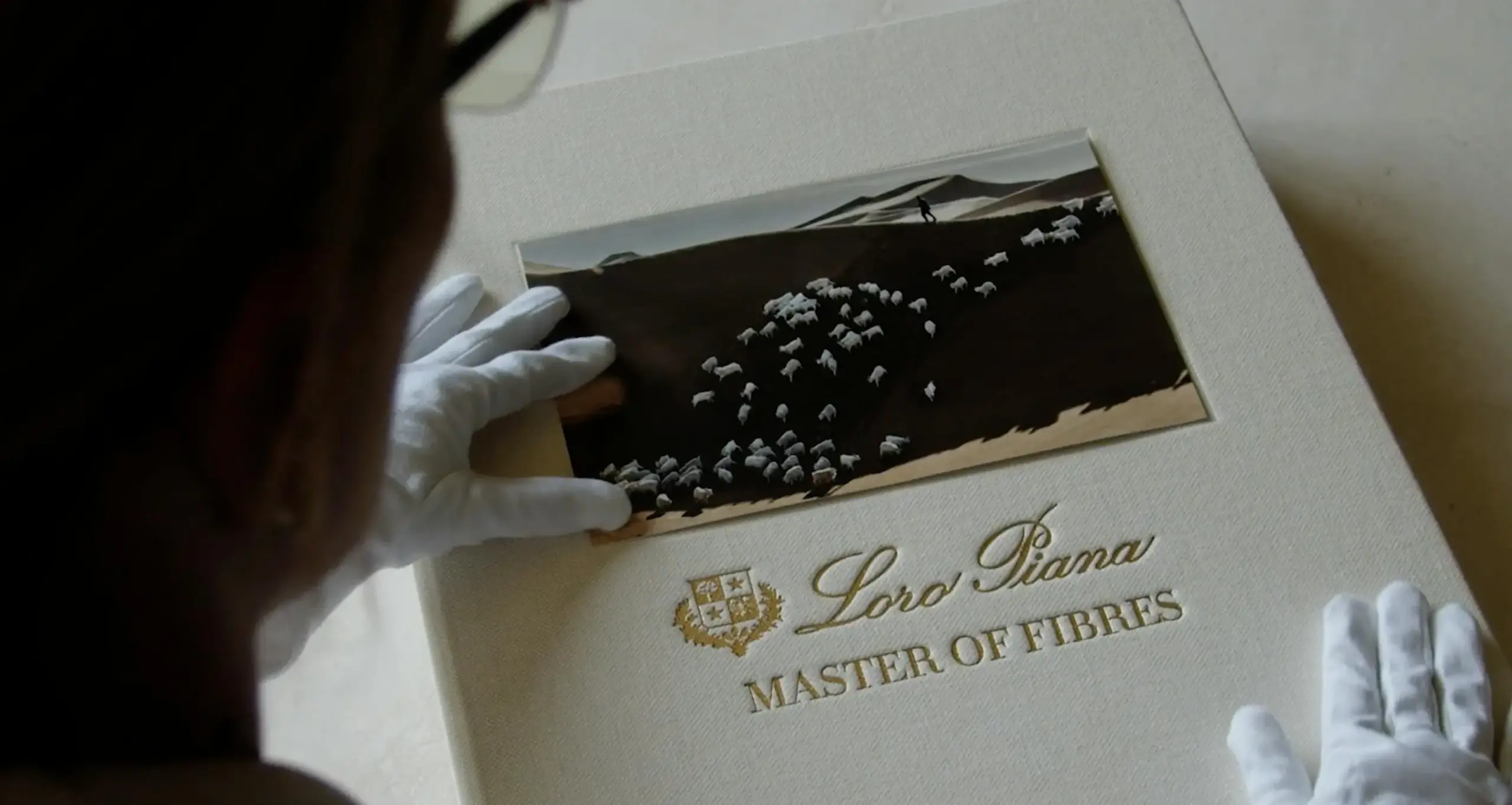 Hinh anh 1: Logo thuong hieu Loro Piana tren nen do kummel, bieu tuong tinh te cua 'quiet luxury'.