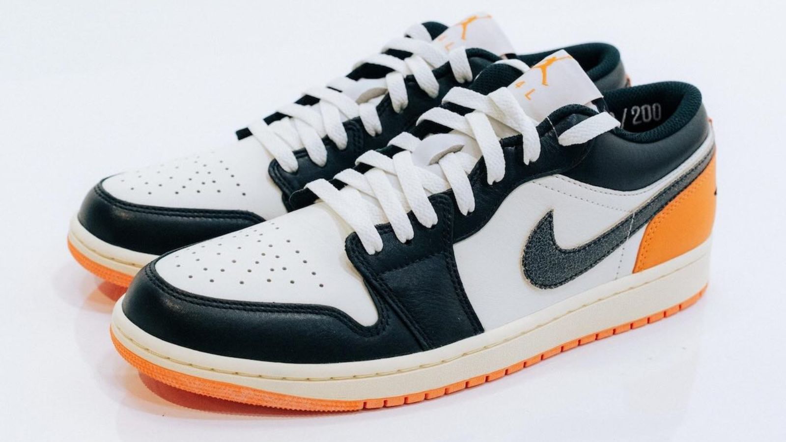 Hinh anh 1: Air Jordan 1 Low EKIN: Doi giay gioi han voi phoi mau den, trang, cam va logo Nike viet nguoc, chi danh rieng cho EKIN cua Nike.