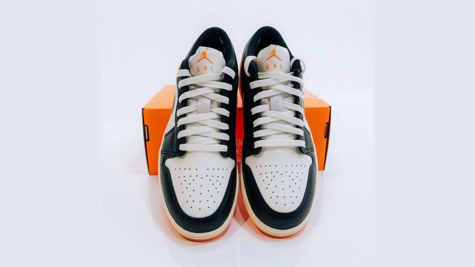 Hinh anh 3: Air Jordan 1 Low EKIN: Doi giay gioi han voi phoi mau den, trang, cam va logo Nike viet nguoc, chi danh rieng cho EKIN cua Nike.