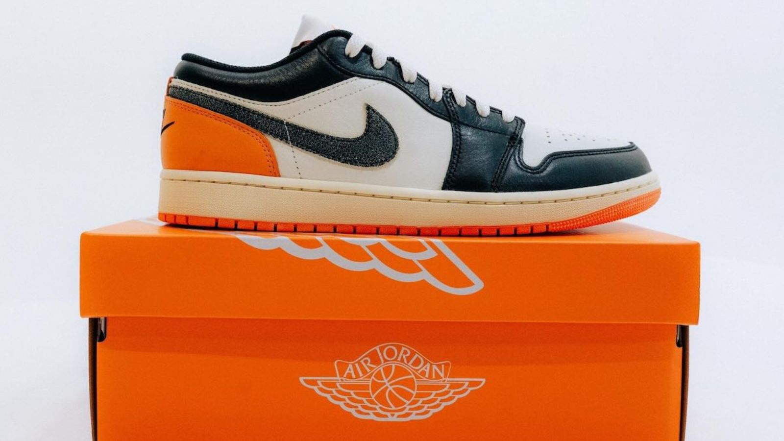 Hinh anh 4: Air Jordan 1 Low EKIN: Doi giay gioi han voi phoi mau den, trang, cam va logo Nike viet nguoc, chi danh rieng cho EKIN cua Nike.