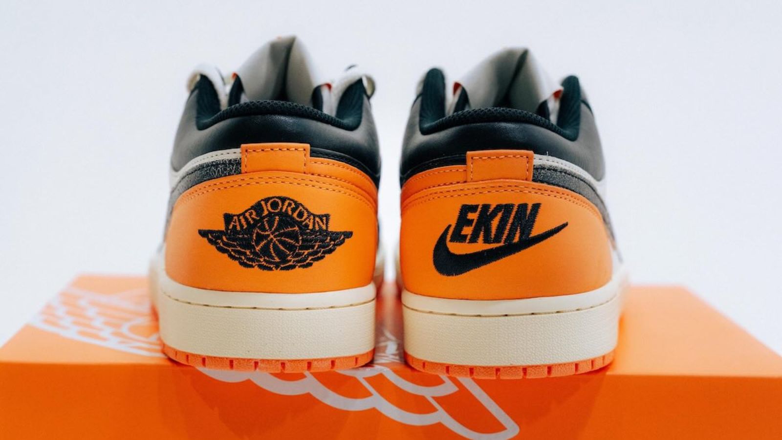 Hinh anh 5: Air Jordan 1 Low EKIN: Doi giay gioi han voi phoi mau den, trang, cam va logo Nike viet nguoc, chi danh rieng cho EKIN cua Nike.