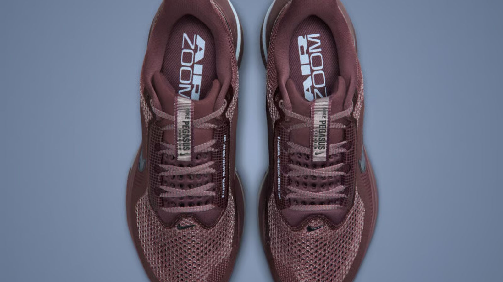 Hinh anh 3: Nike Pegasus Premium voi mau tattoo maroon va icy blue tren nen mesh thoang khi