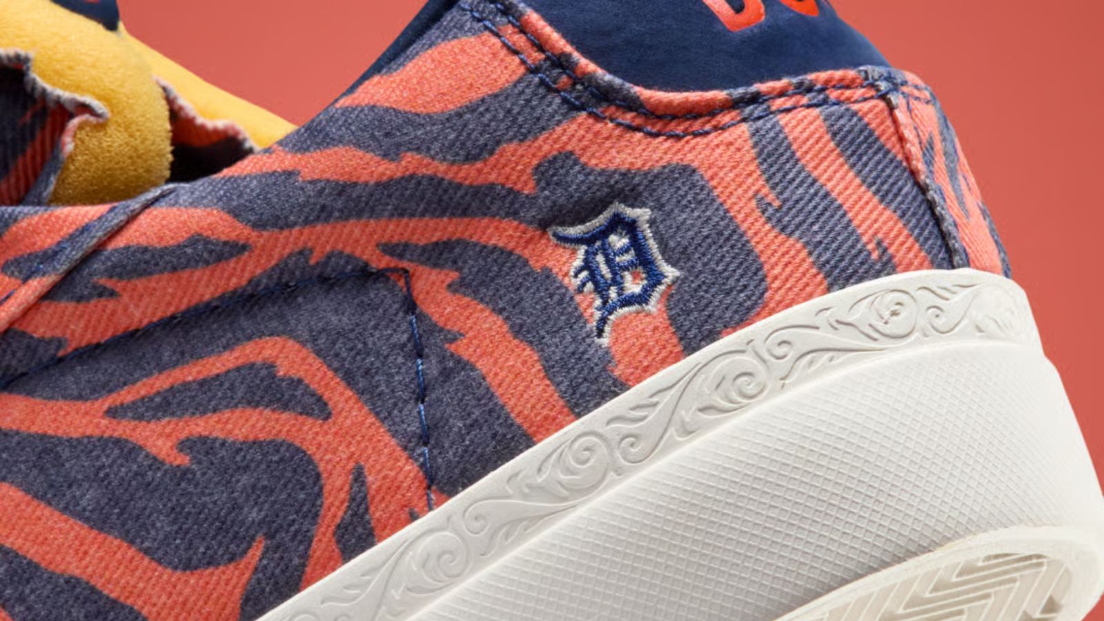 Hinh anh 7: Devin Booker x Nike Blazer Low voi sac mau Detroit Tigers