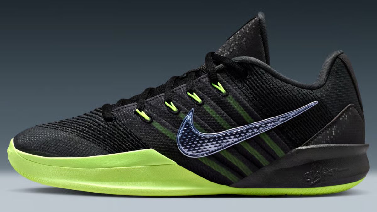 Nike Sabrina 3 Barely Volt phoi mau den va xanh neon, lay cam hung tu Oregon Ducks.