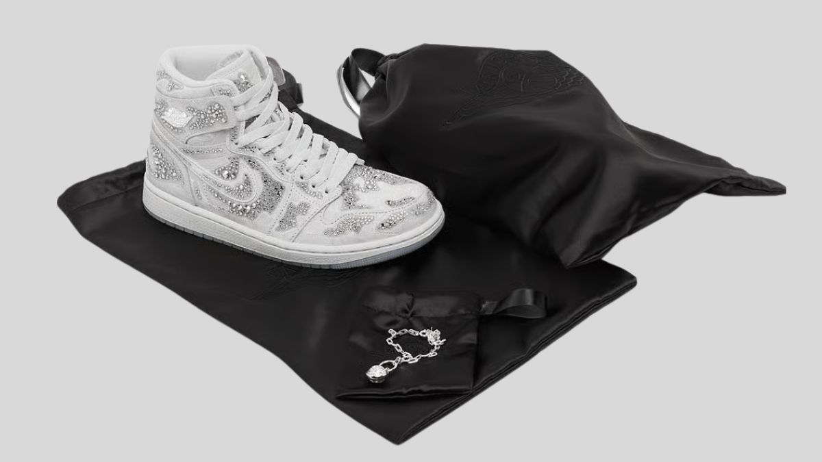 Hinh anh Swarovski x Air Jordan 1 Retro High OG Vast Grey voi thiet ke pha le lap lanh.