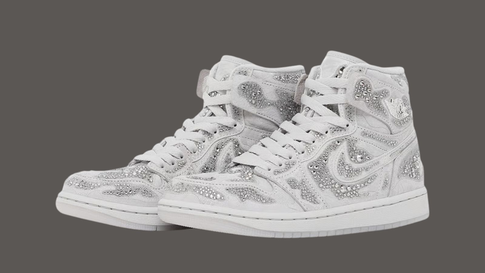 Hinh anh 6: Hinh anh Swarovski x Air Jordan 1 Retro High OG Vast Grey voi thiet ke pha le lap lanh.