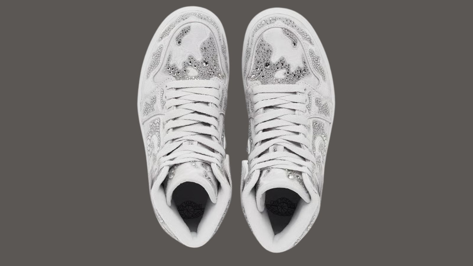 Hinh anh 3: Hinh anh Swarovski x Air Jordan 1 Retro High OG Vast Grey voi thiet ke pha le lap lanh.