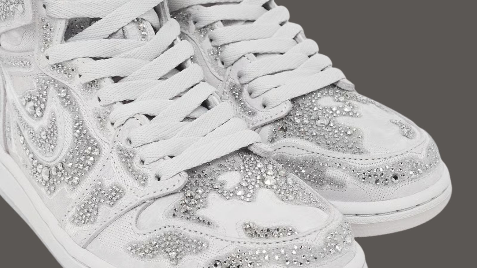 Hinh anh 4: Hinh anh Swarovski x Air Jordan 1 Retro High OG Vast Grey voi thiet ke pha le lap lanh.