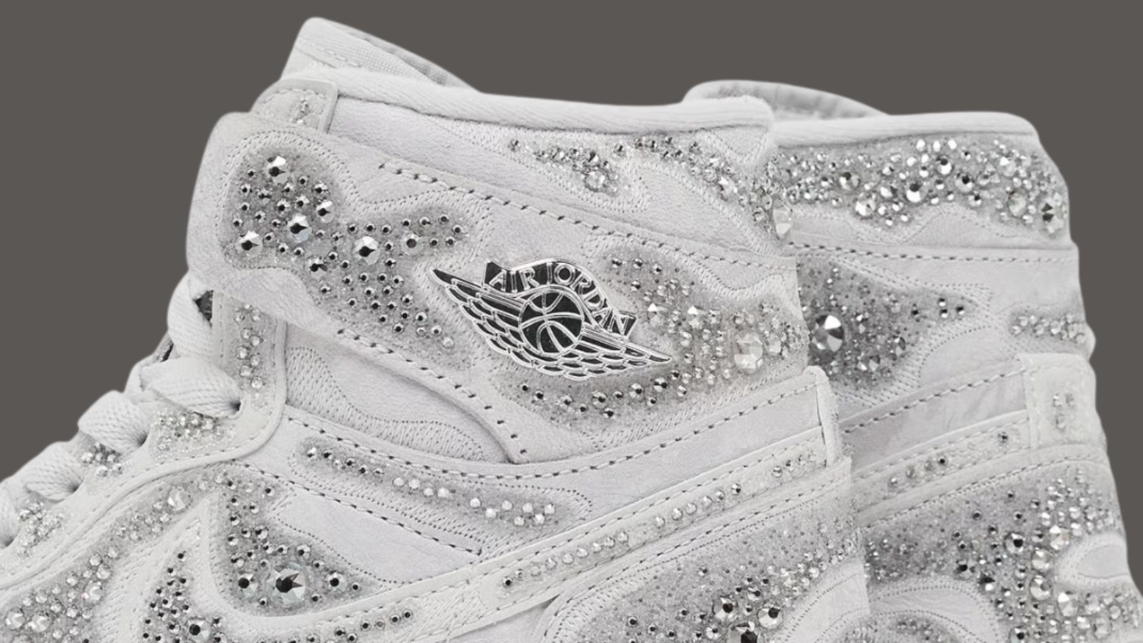 Hinh anh 5: Hinh anh Swarovski x Air Jordan 1 Retro High OG Vast Grey voi thiet ke pha le lap lanh.