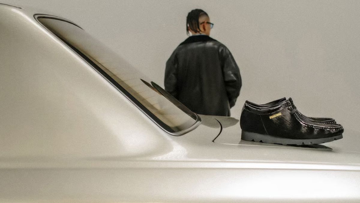 Hinh anh 5: Hinh anh doi giay TheBlackEyePatch x atmos x Clarks Wallabee triple-black voi chi tiet vang noi bat.