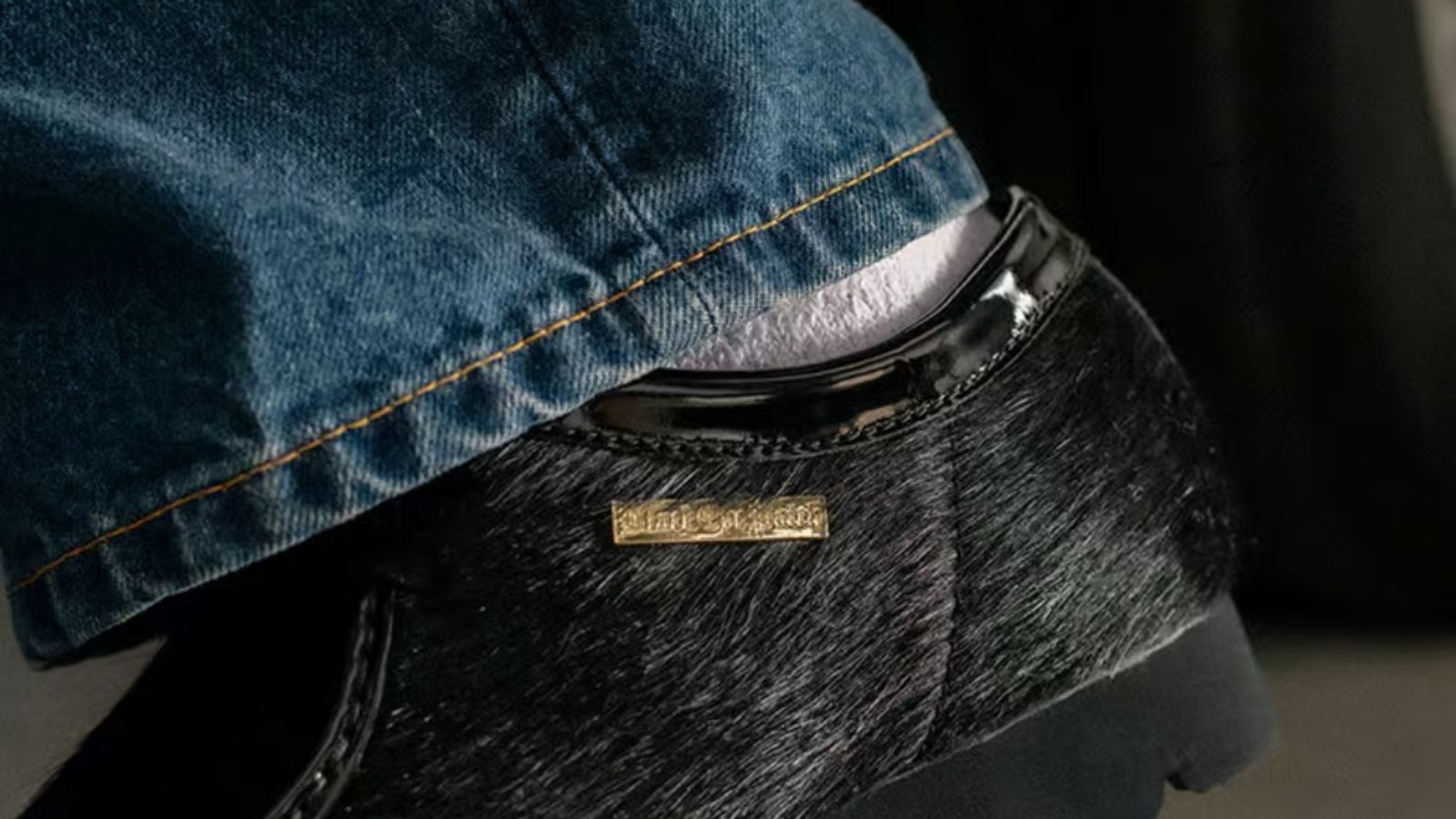 Hinh anh 2: Hinh anh doi giay TheBlackEyePatch x atmos x Clarks Wallabee triple-black voi chi tiet vang noi bat.