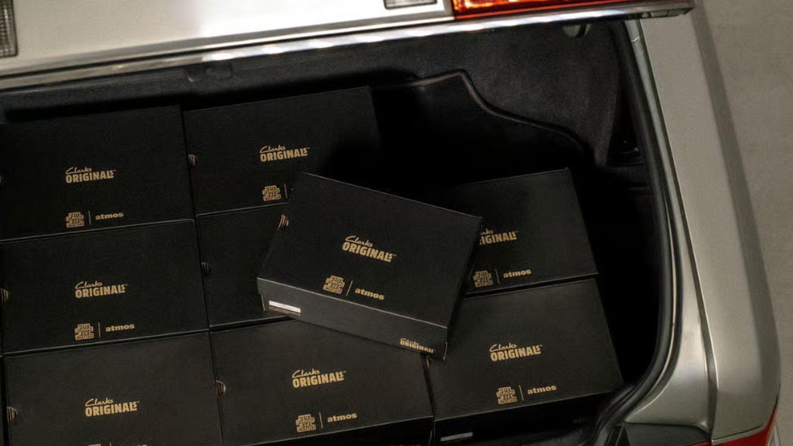 Hinh anh 4: Hinh anh doi giay TheBlackEyePatch x atmos x Clarks Wallabee triple-black voi chi tiet vang noi bat.