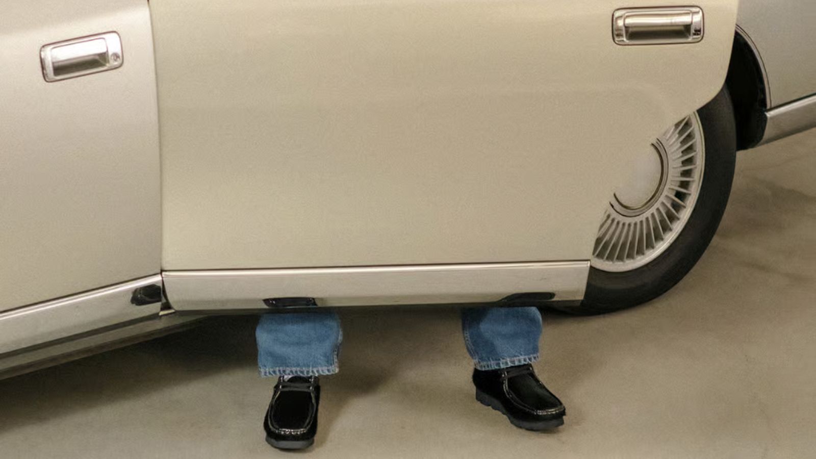 Hinh anh 6: Hinh anh doi giay TheBlackEyePatch x atmos x Clarks Wallabee triple-black voi chi tiet vang noi bat.