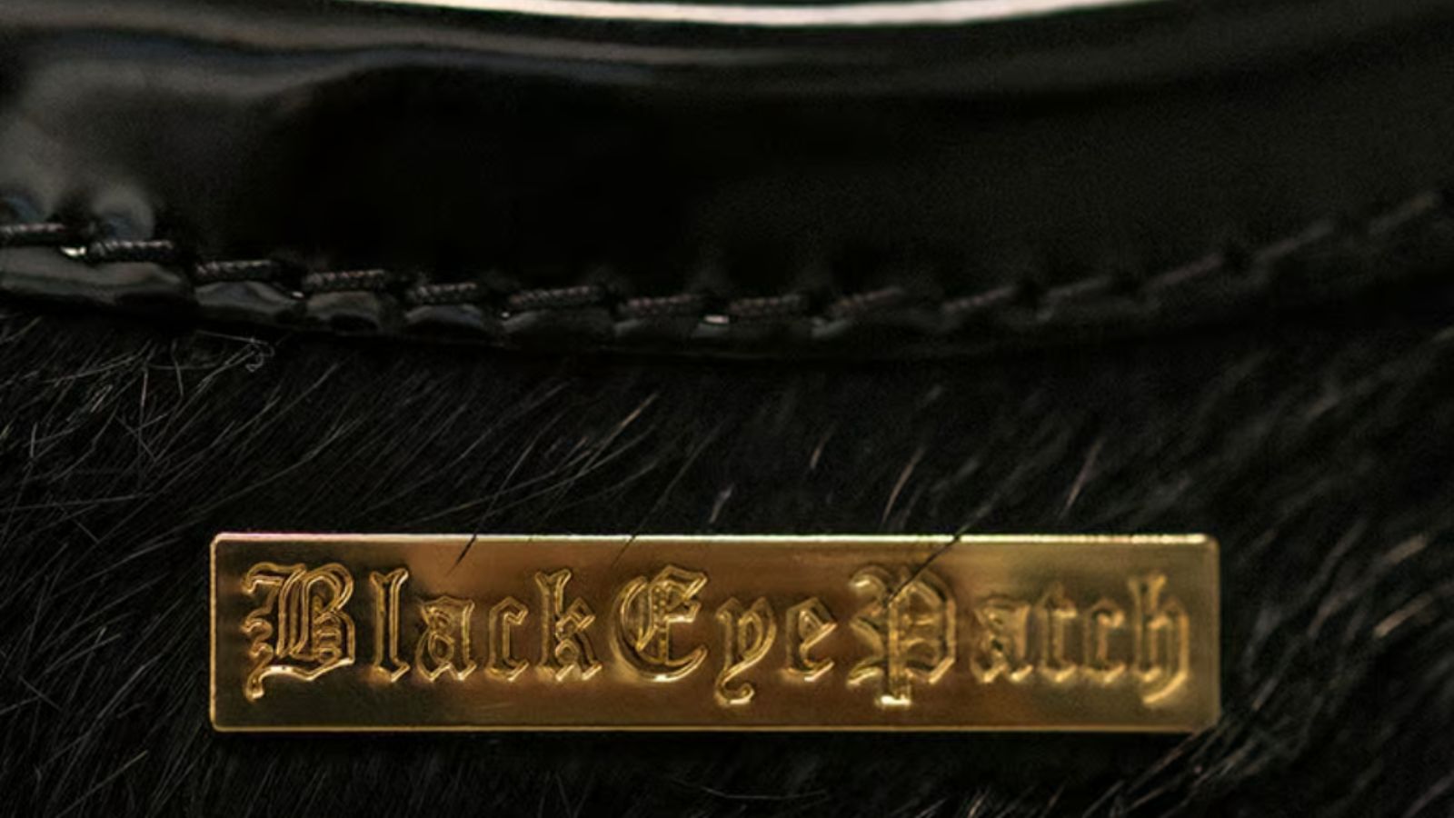 Hinh anh 7: Hinh anh doi giay TheBlackEyePatch x atmos x Clarks Wallabee triple-black voi chi tiet vang noi bat.