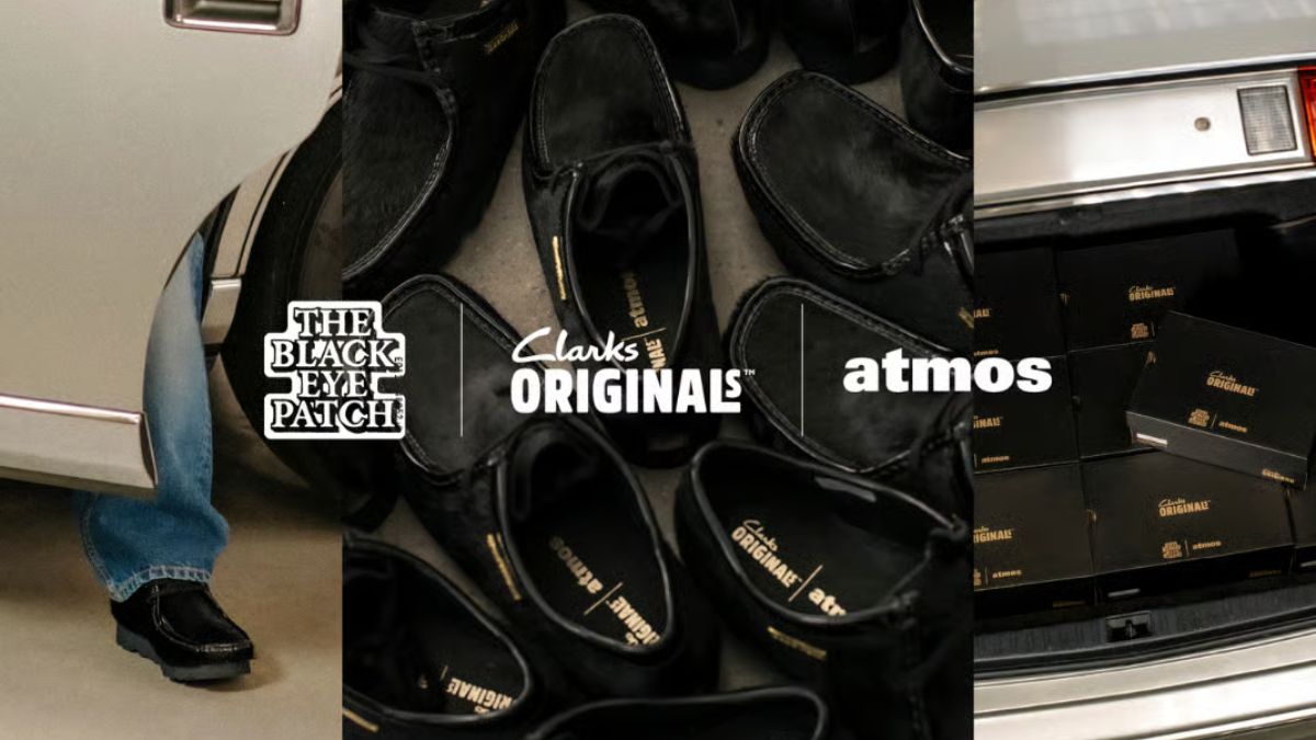 Hinh anh doi giay TheBlackEyePatch x atmos x Clarks Wallabee triple-black voi chi tiet vang noi bat.