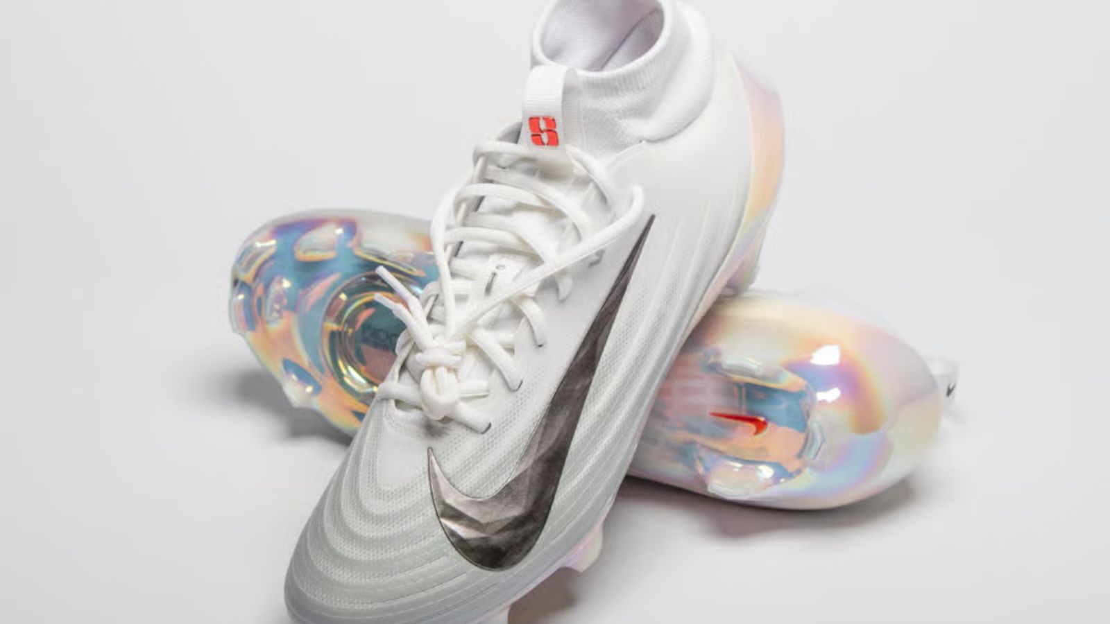 Hinh anh 1: Justin Herbert mang cleats custom Nike Sabrina 3 trong tran NFL