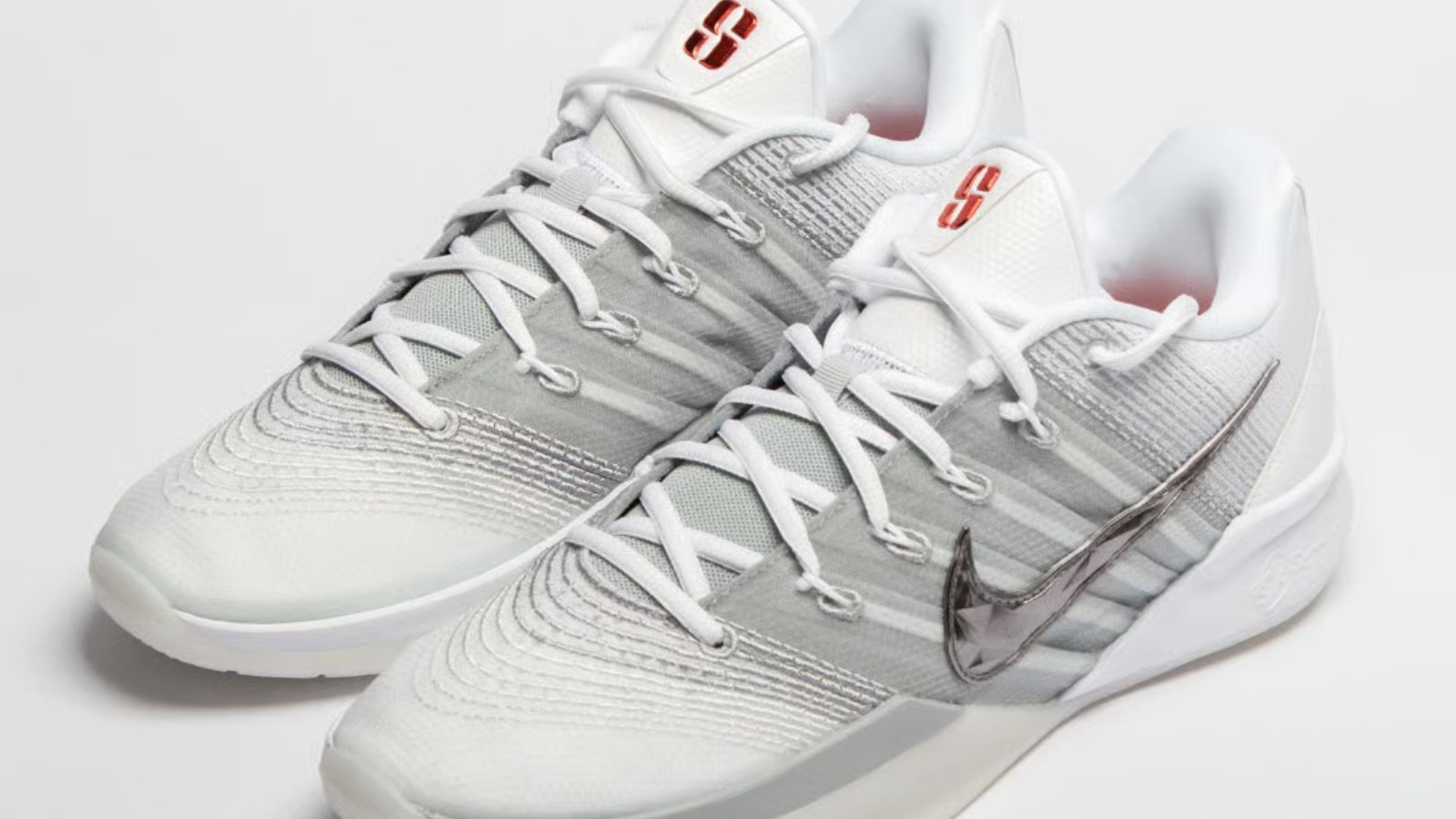 Hinh anh 3: Justin Herbert mang cleats custom Nike Sabrina 3 trong tran NFL