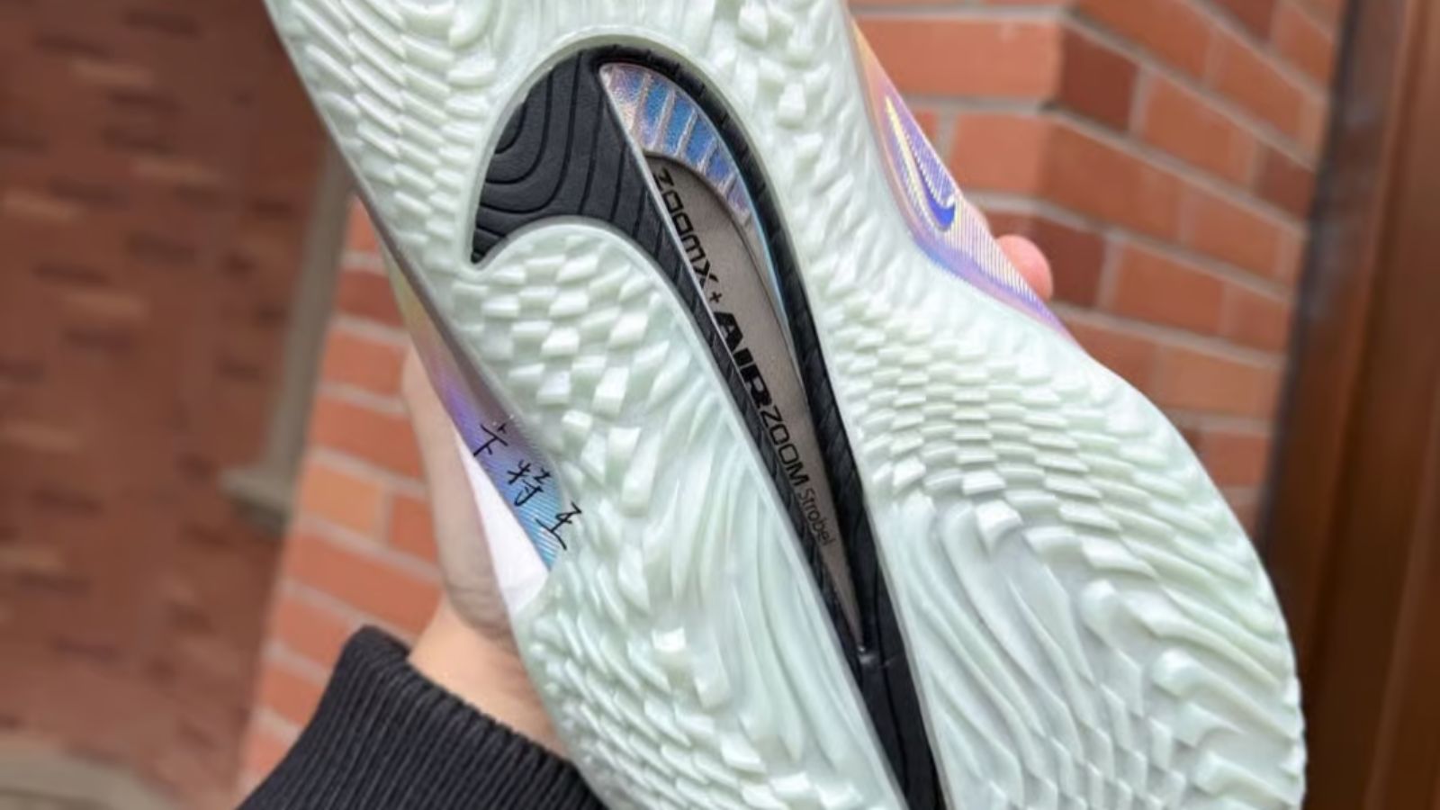 Hinh anh 5: Victor Wembanyama cung Nike GT Cut 4 PE All-Star voi thiet ke shimmer doc dao