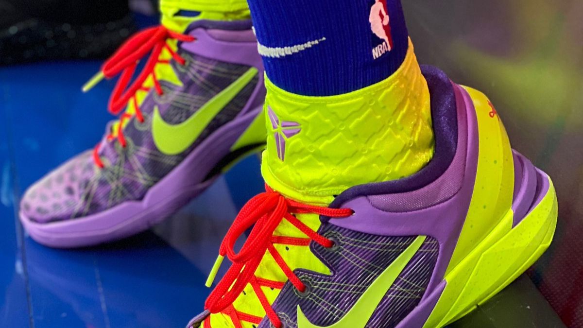 Hinh anh Bernard King voi Converse Pro Star Hi trong ky luc 60 diem Giang sinh 1984