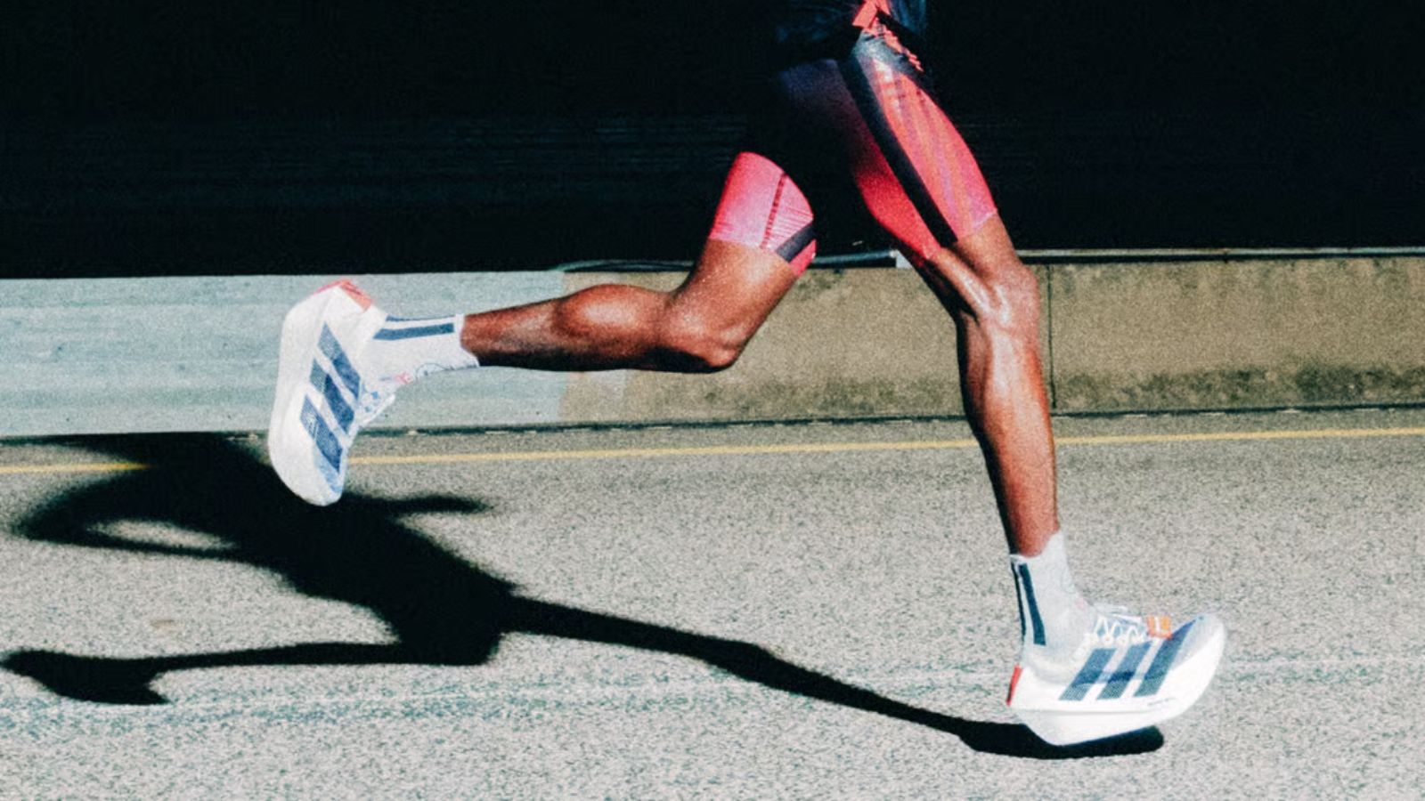 Hinh anh 3: Adidas Adizero Prime X Evo, giay chay bo cong nghe cao, mau trang den