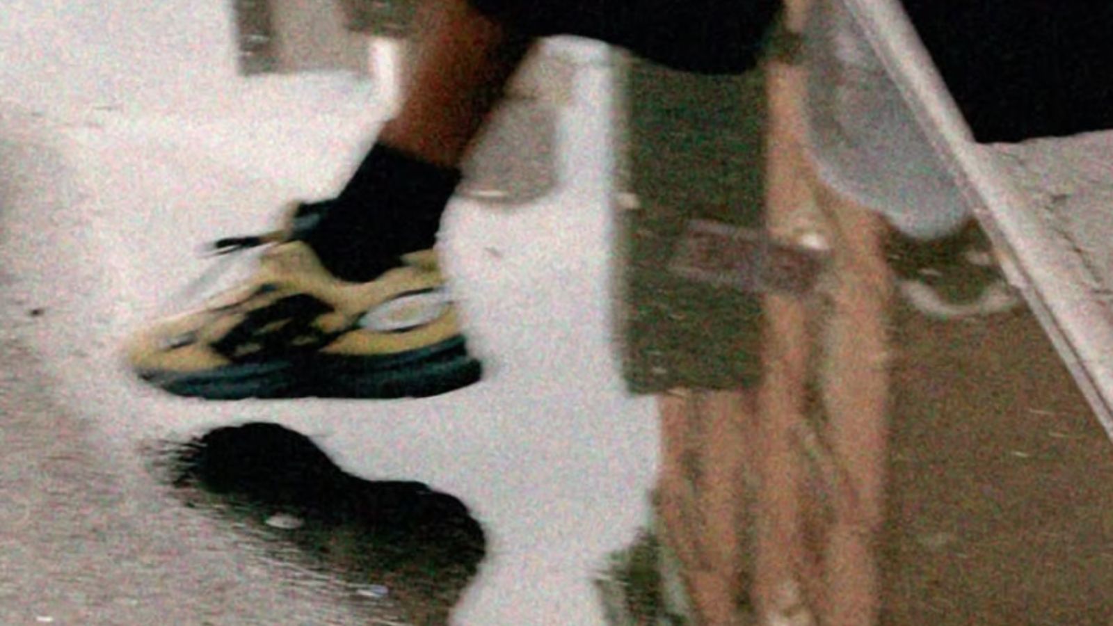 Hinh anh 1: Hinh anh giay HAL Studios x Asics Gel-NYC 2.0 voi hai phoi mau khac nhau.