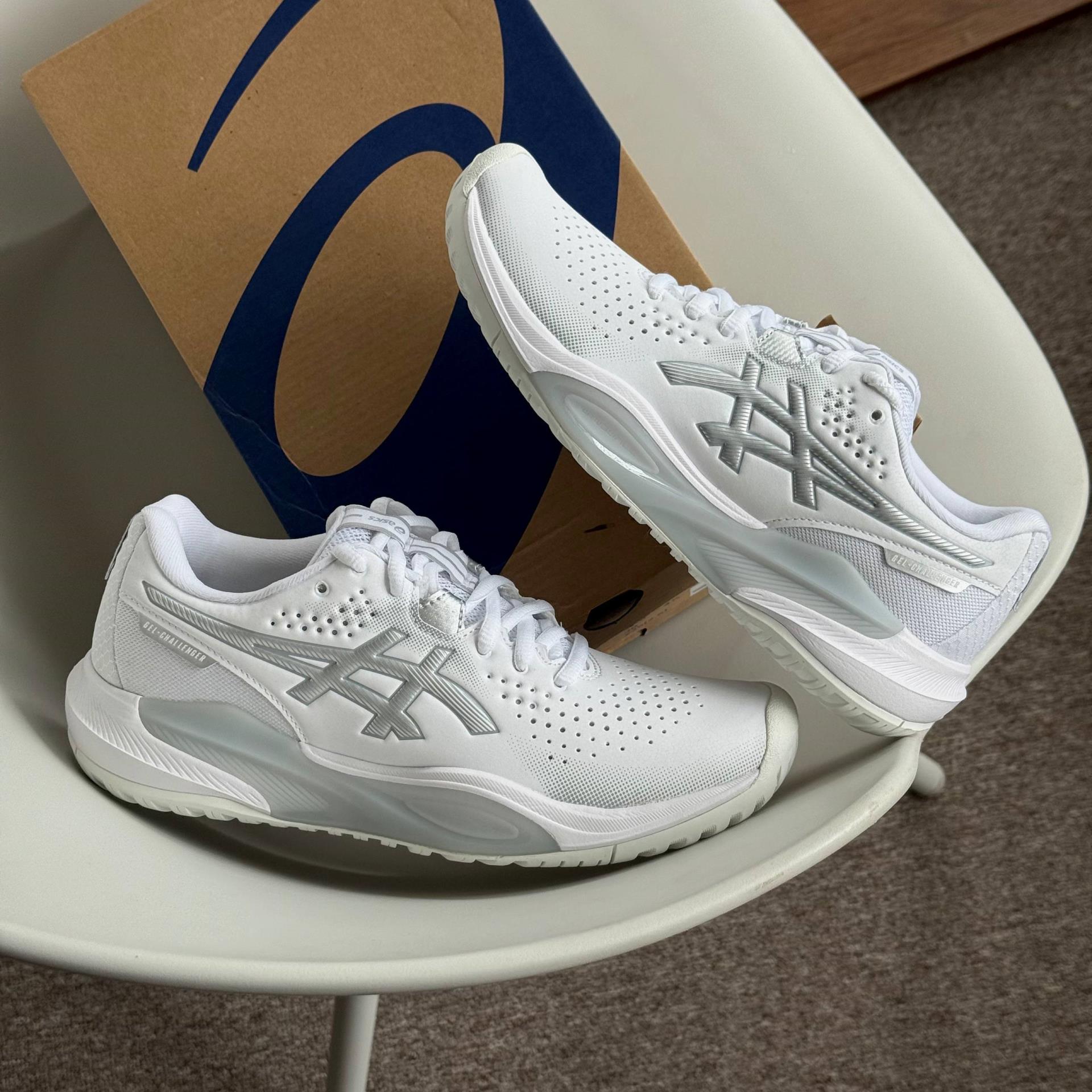 Hinh anh 1: Giay tennis ASICS Gel-Challenger 15 voi thiet ke ben bi va cong nghe tien tien.