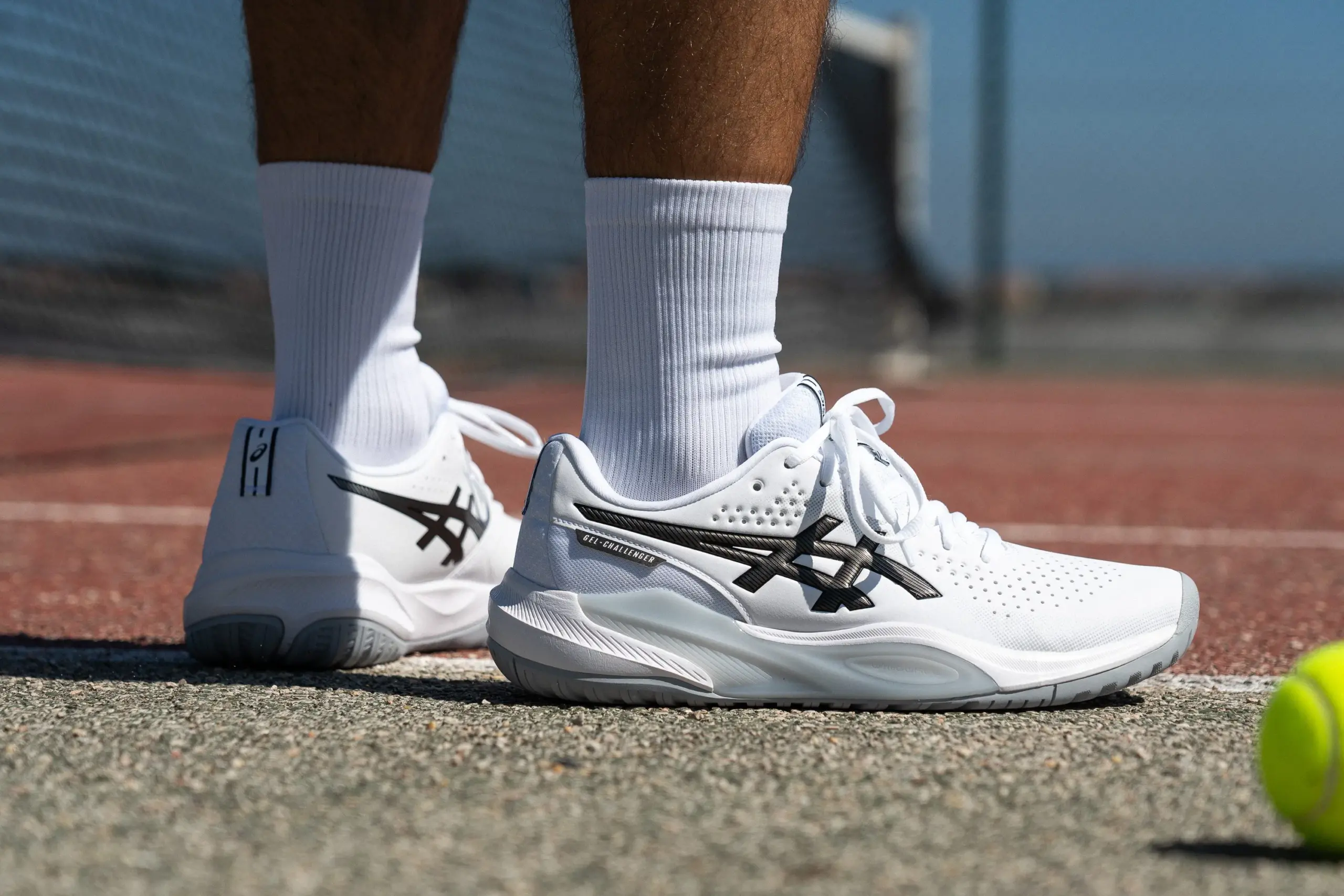 Hinh anh 3: Giay tennis ASICS Gel-Challenger 15 voi thiet ke ben bi va cong nghe tien tien.