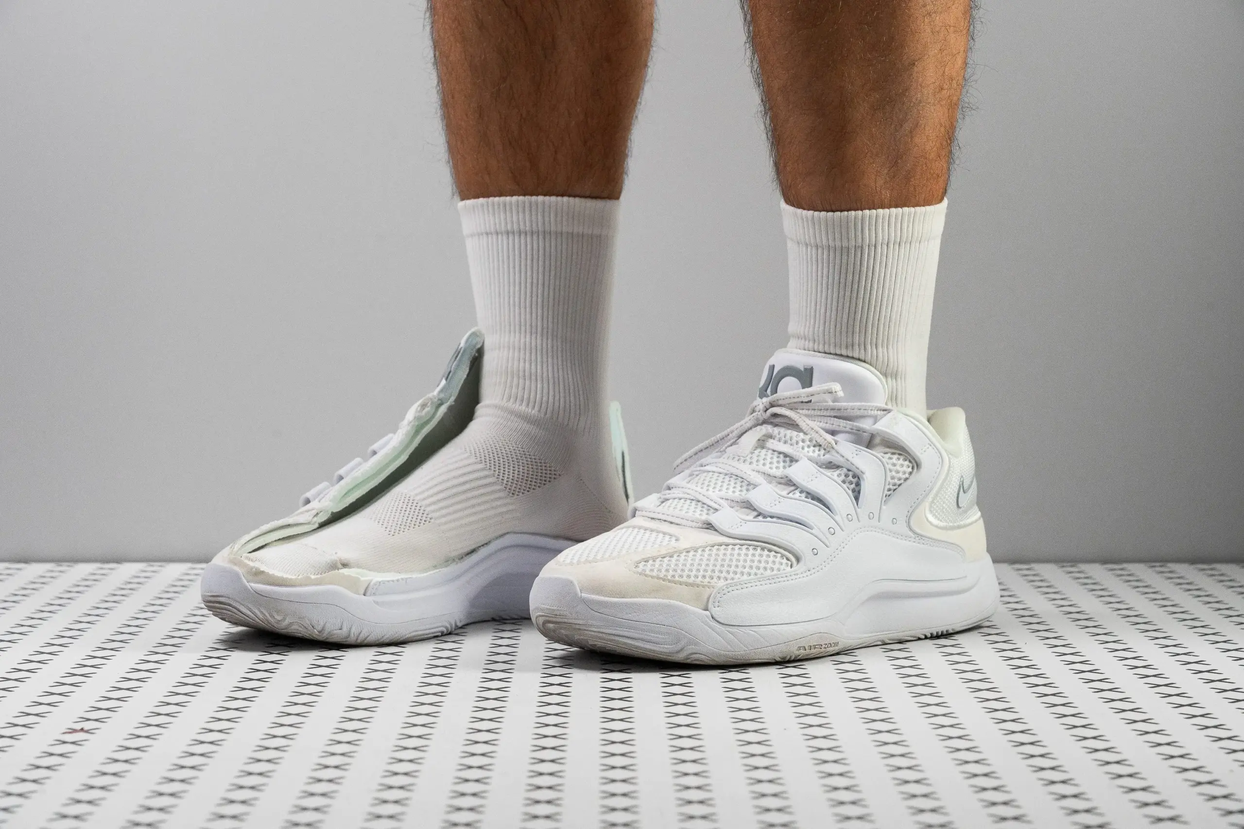 Hinh anh 5: Hinh anh cac mau sneaker noi bat mua le hoi 2025 nhu Air Jordan, Nike Dunk, New Balance va Hoka.