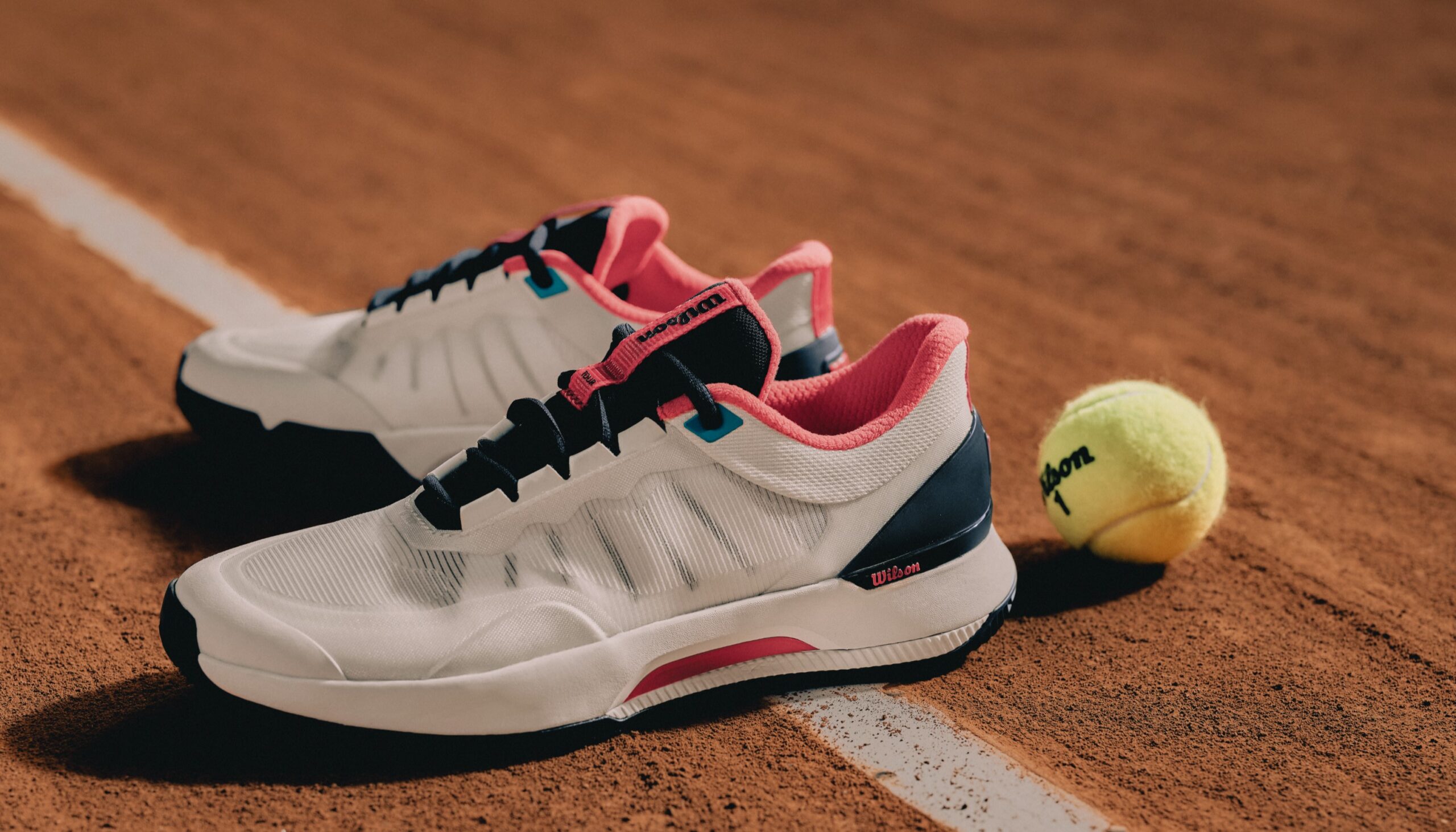 Giay tennis Wilson Intrigue Tour danh cho nu voi thiet ke hien dai va cong nghe tien tien