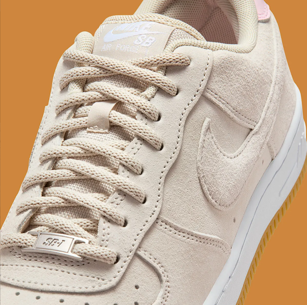 Hinh anh 2: Giay Nike SB Air Force 1 'Light Orewood Brown' voi thiet ke sang trong, mau nau kem pha xam va chat lieu da lon cao cap.