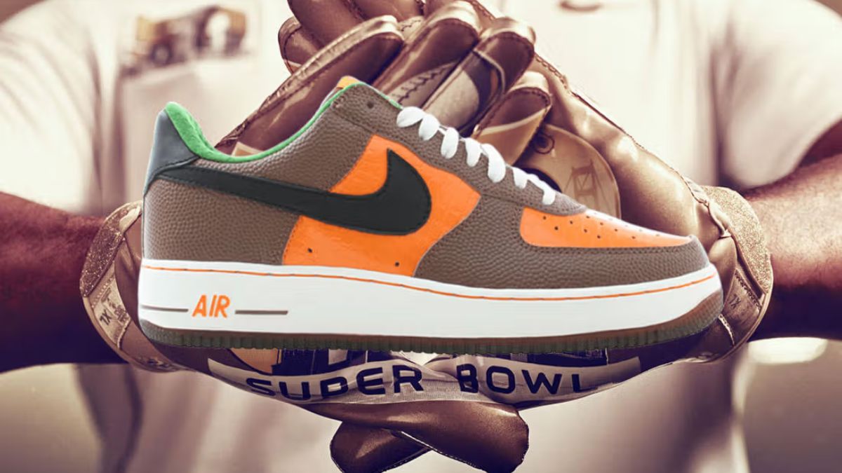 Nhung doi sneaker noi bat tai Super Bowl tu Nike va BAPE