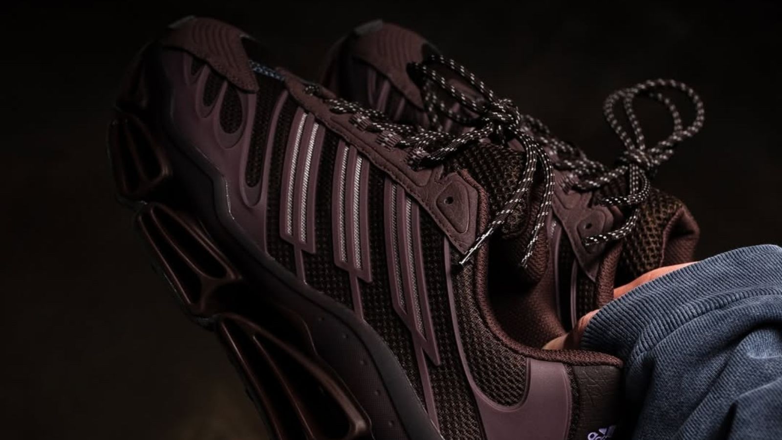 Hinh anh 1: adidas Megaride AG “Burgundy” voi phoi mau do ruou vang va thiet ke cong nghe nam 2026