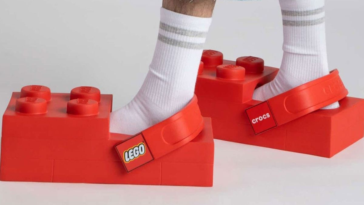Hinh anh LEGO x Crocs Brick Clog voi thiet ke mau sac sac so