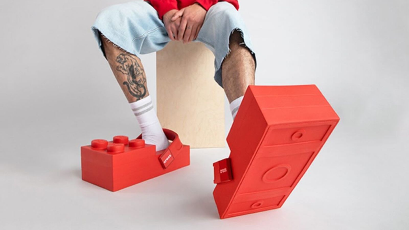 Hinh anh 2: Hinh anh LEGO x Crocs Brick Clog voi thiet ke mau sac sac so