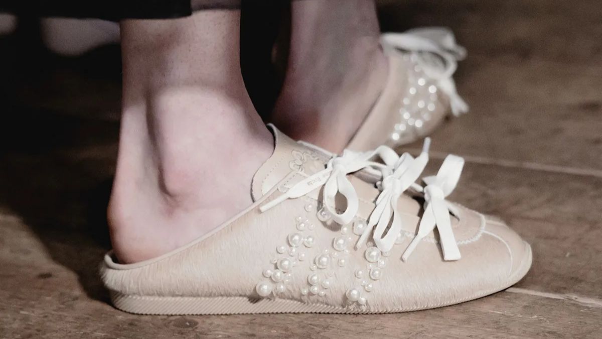 Sneaker Simone Rocha x adidas Originals voi ruy bang tren san dien