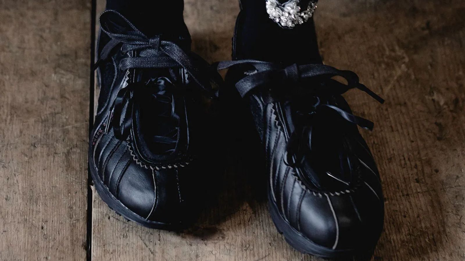 Hinh anh 1: Sneaker Simone Rocha x adidas Originals voi ruy bang tren san dien