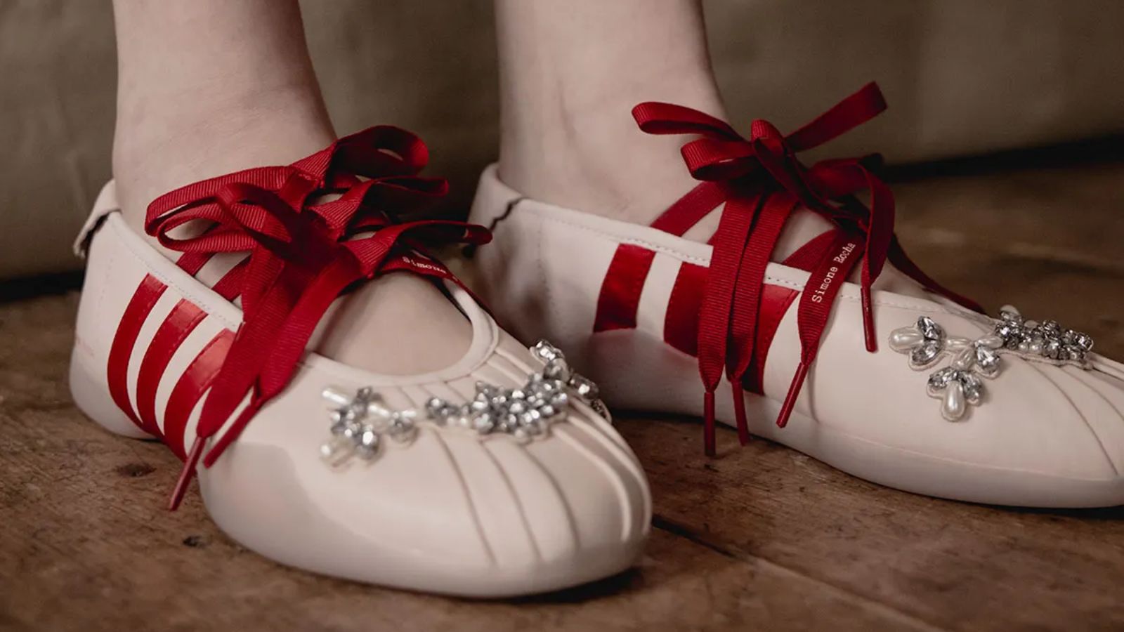 Hinh anh 4: Sneaker Simone Rocha x adidas Originals voi ruy bang tren san dien