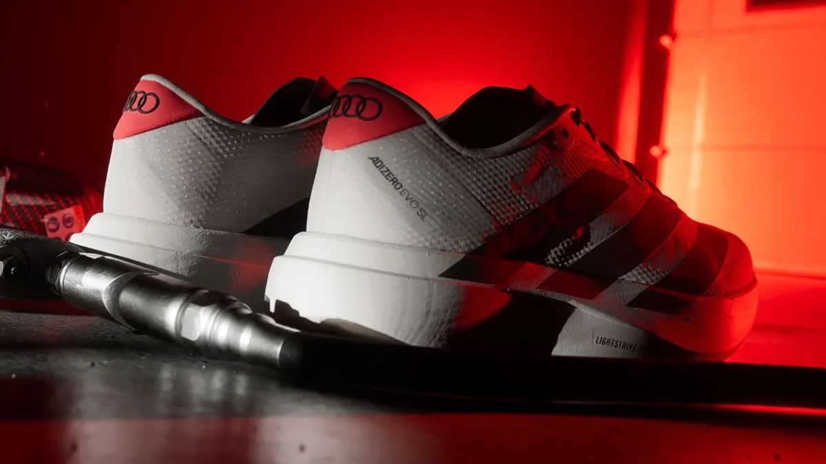 Giay Adizero EVO SL Audi F1 voi thiet ke Chalk Pearl va logo Audi