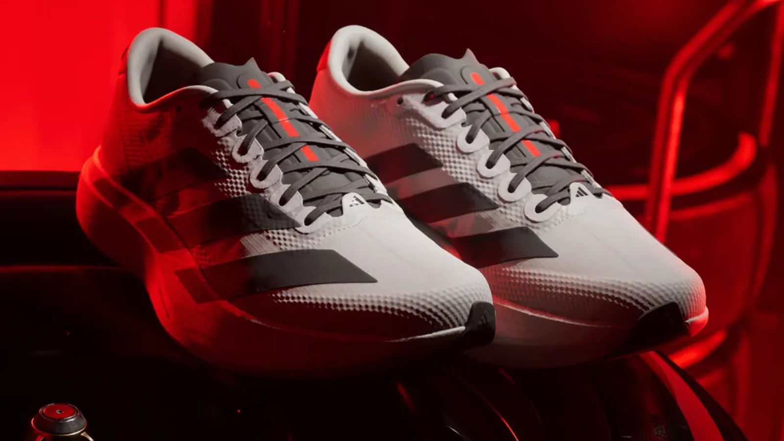 Hinh anh 1: Giay Adizero EVO SL Audi F1 voi thiet ke Chalk Pearl va logo Audi