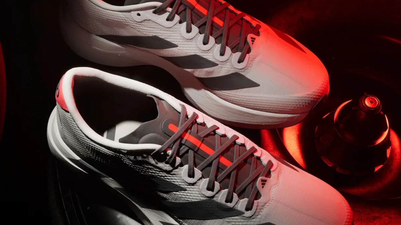 Hinh anh 2: Giay Adizero EVO SL Audi F1 voi thiet ke Chalk Pearl va logo Audi