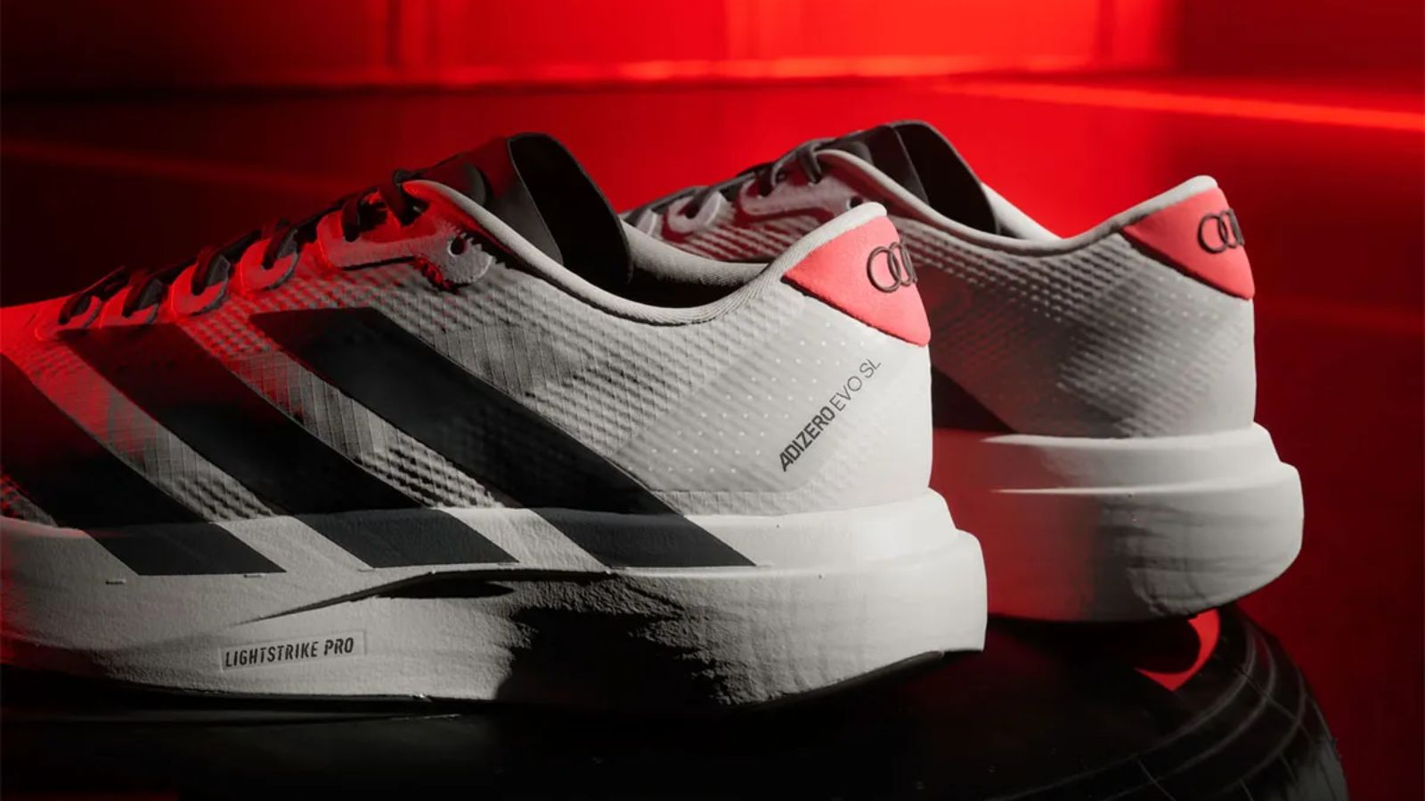 Hinh anh 4: Giay Adizero EVO SL Audi F1 voi thiet ke Chalk Pearl va logo Audi