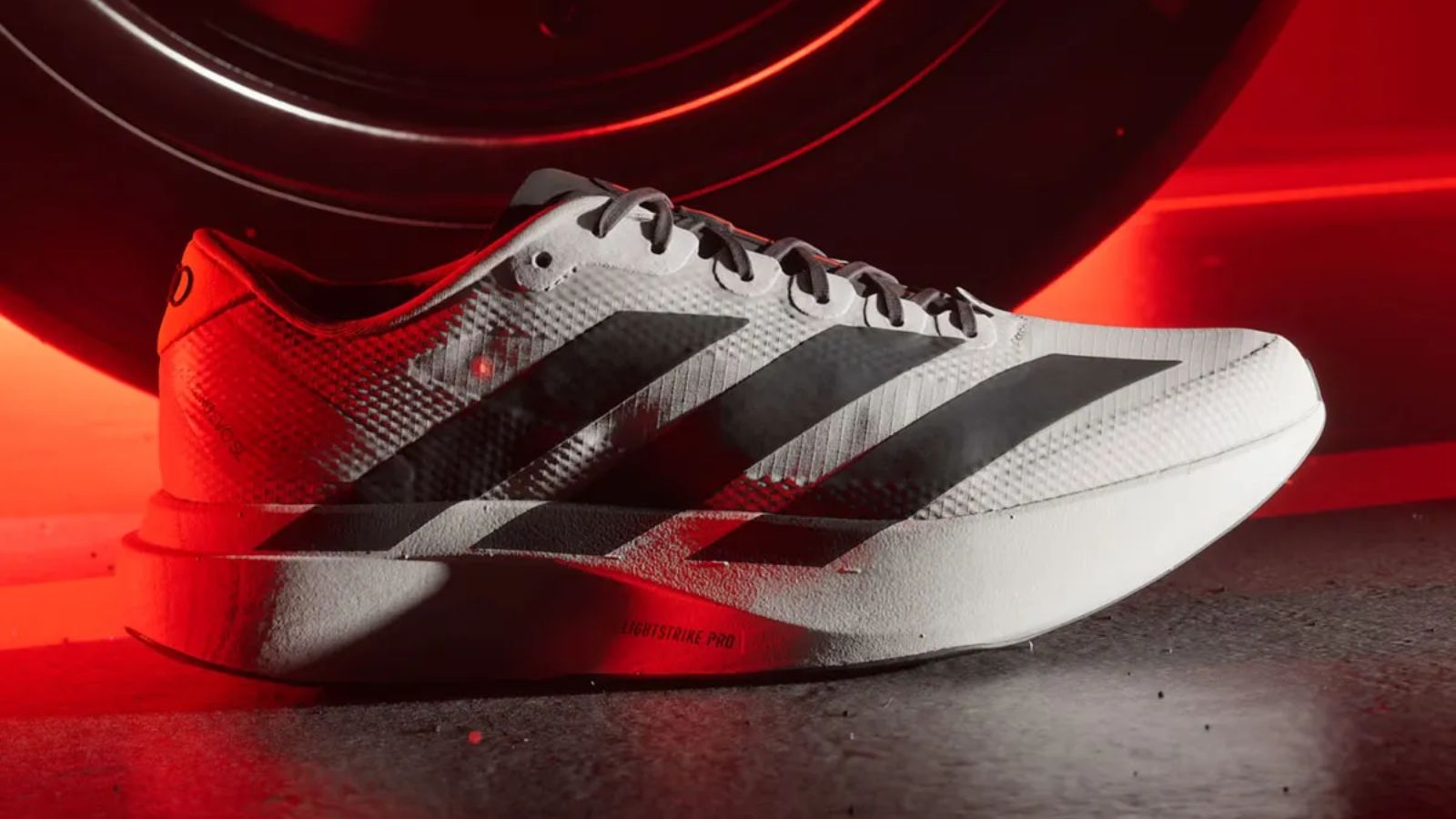 Hinh anh 5: Giay Adizero EVO SL Audi F1 voi thiet ke Chalk Pearl va logo Audi