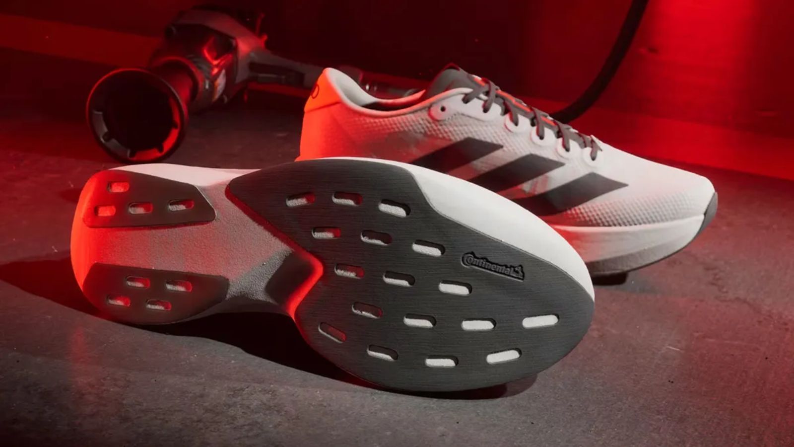 Hinh anh 6: Giay Adizero EVO SL Audi F1 voi thiet ke Chalk Pearl va logo Audi