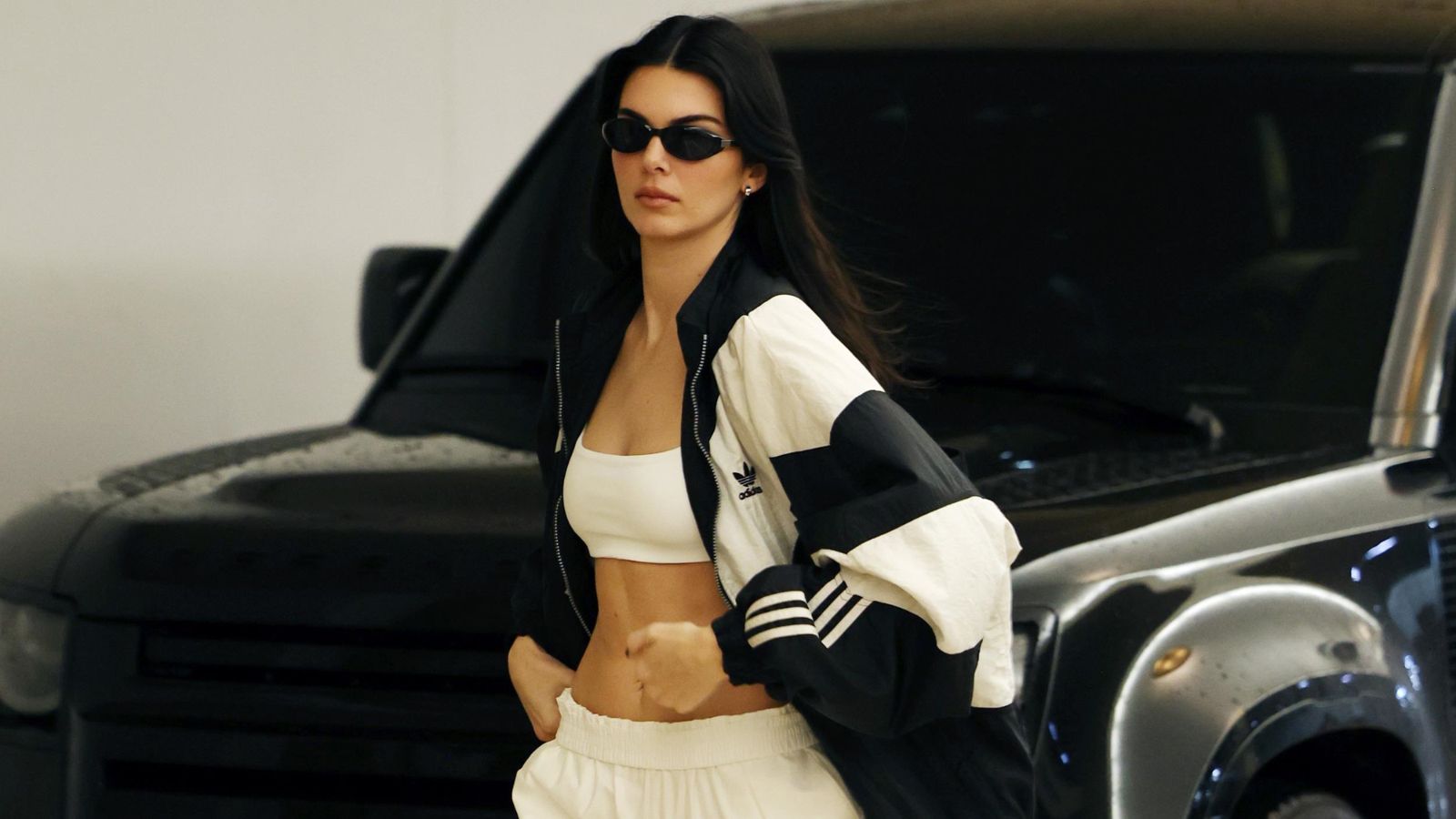 Hinh anh 3: Kendall Jenner tro thanh guong mat dai dien toan cau cho adidas Originals, dien trang phuc va sneaker the thao doi thuong.