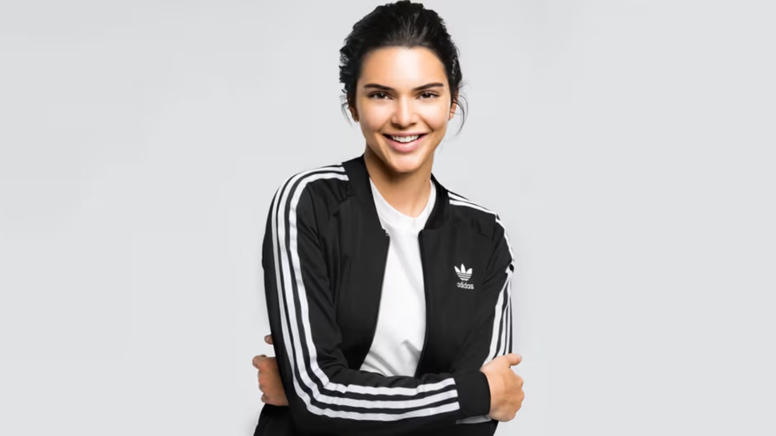 Hinh anh 4: Kendall Jenner tro thanh guong mat dai dien toan cau cho adidas Originals, dien trang phuc va sneaker the thao doi thuong.