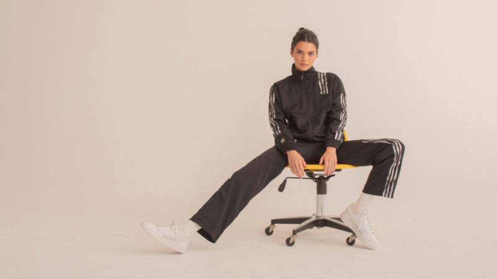 Hinh anh 7: Kendall Jenner tro thanh guong mat dai dien toan cau cho adidas Originals, dien trang phuc va sneaker the thao doi thuong.